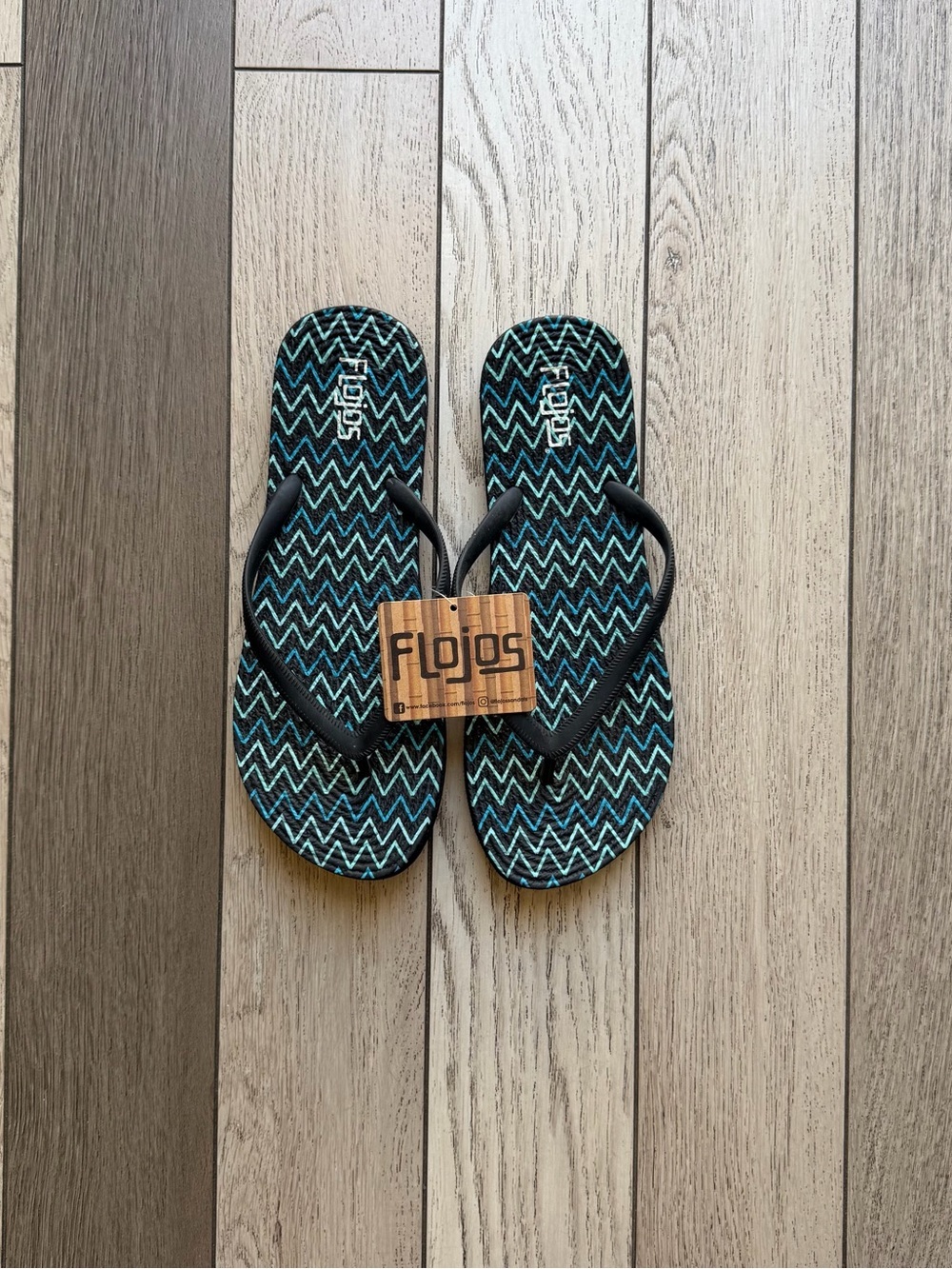 Flojos Women’s Teal and Black Zigzag Flip Flops size 9